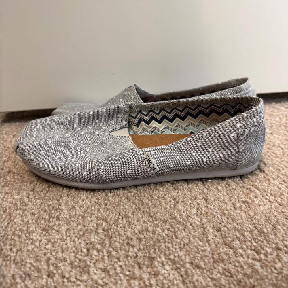 TOMS womens Gray Polka Dot Slip-On Shoes size 7.5